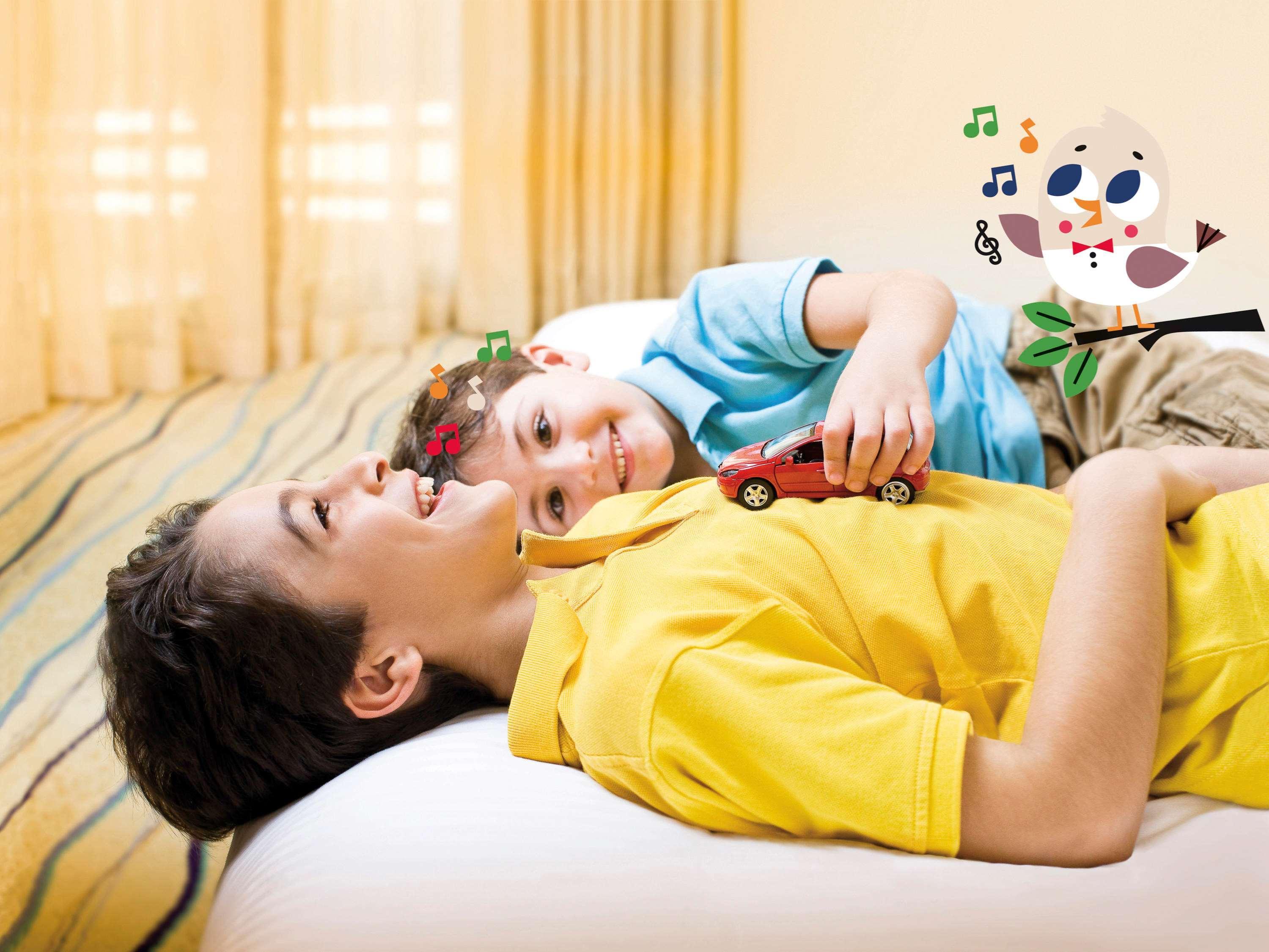 뫼밴픽 호텔 앤 카지노 말라바타 탕헤르 외부 사진 A child with autism playing with a toy