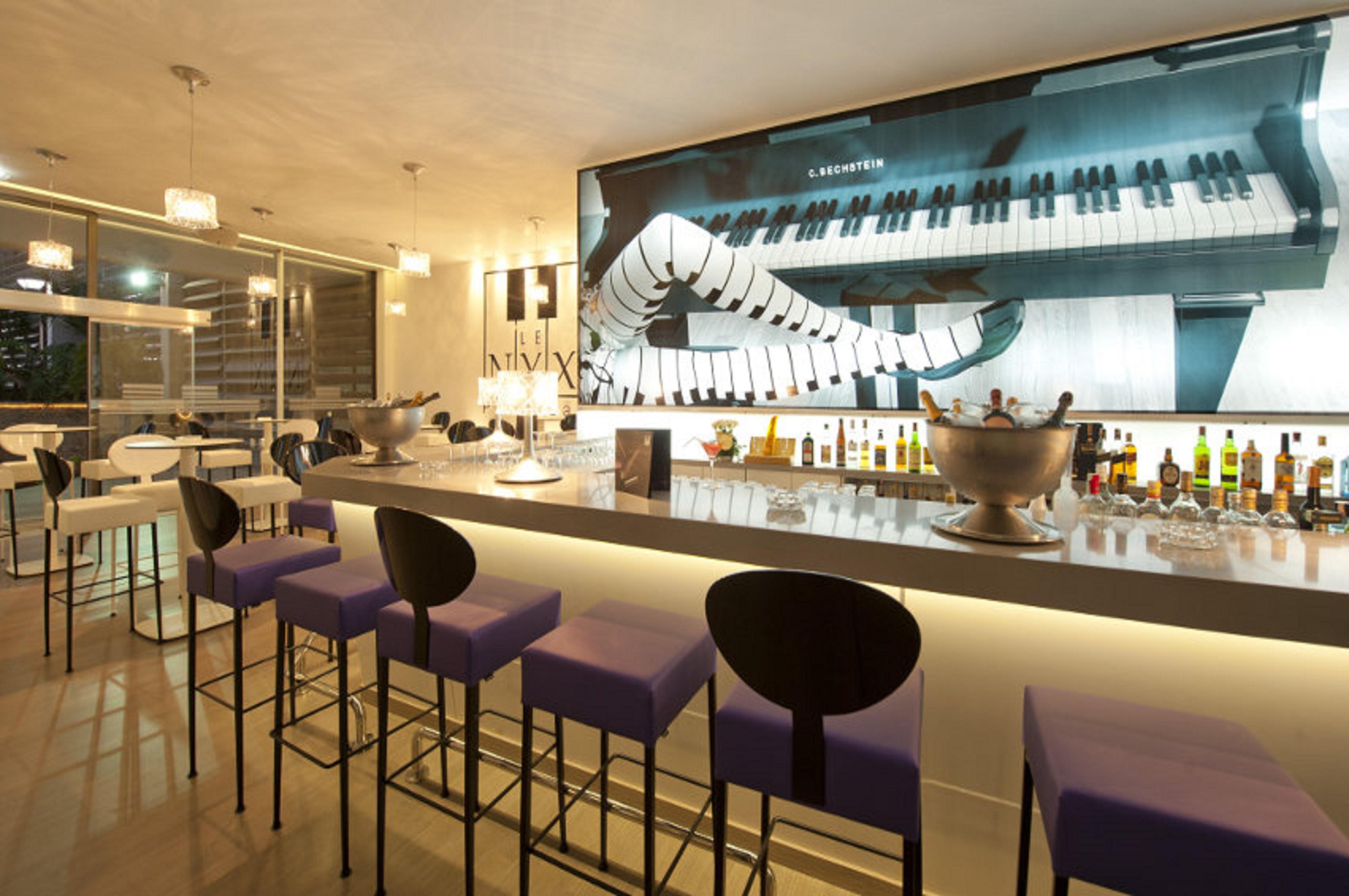 뫼밴픽 호텔 앤 카지노 말라바타 탕헤르 외부 사진 The bar at the 100 Queen's Gate