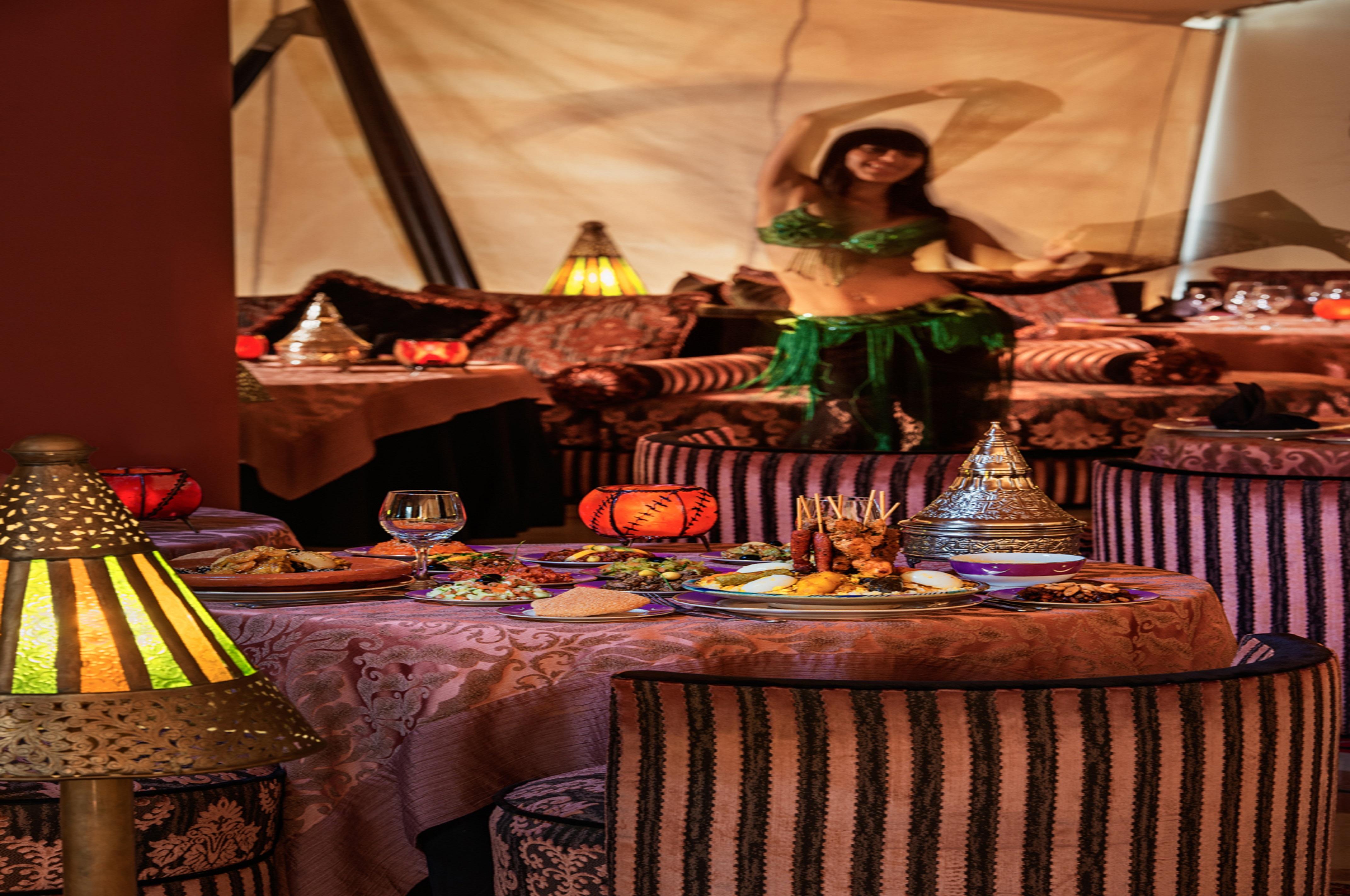 뫼밴픽 호텔 앤 카지노 말라바타 탕헤르 외부 사진 A belly dancer in a restaurant in Cairo