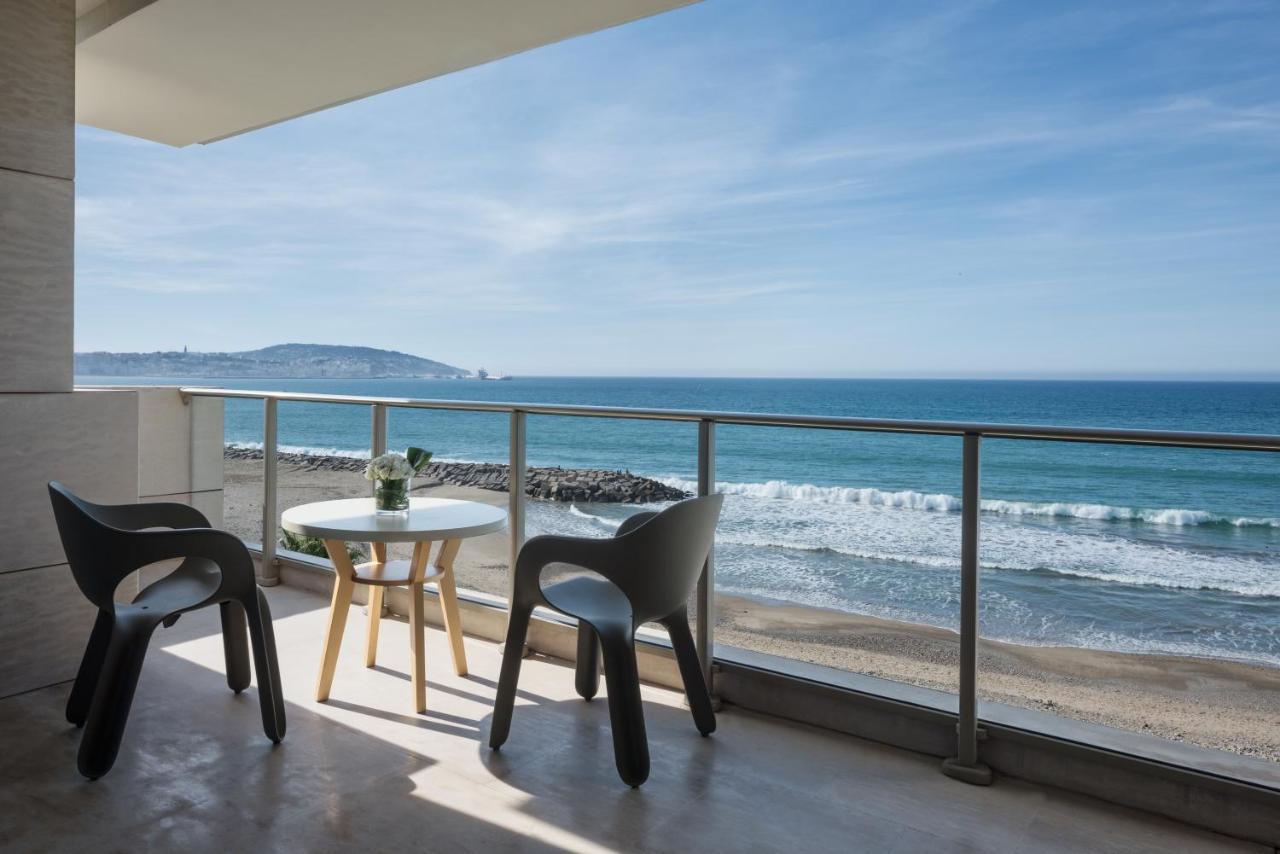 뫼밴픽 호텔 앤 카지노 말라바타 탕헤르 외부 사진 Balcony of a hotel room